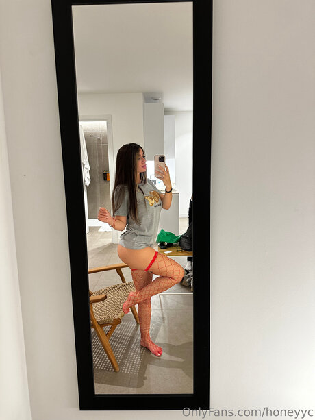 Honeyyc nude pornstar pic