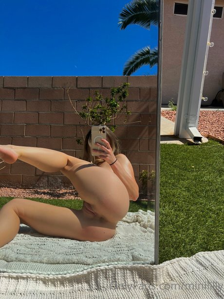 Minilillyxx modèle érotique des photos