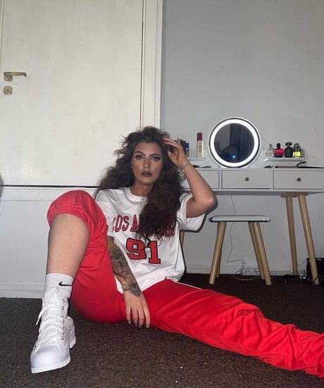 Megann22 star du porno hd des photos