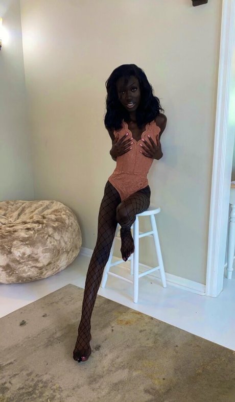 monamonhoe model beautiful image