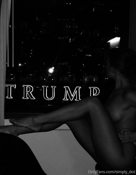 Simply Dot estrella desnuda foto