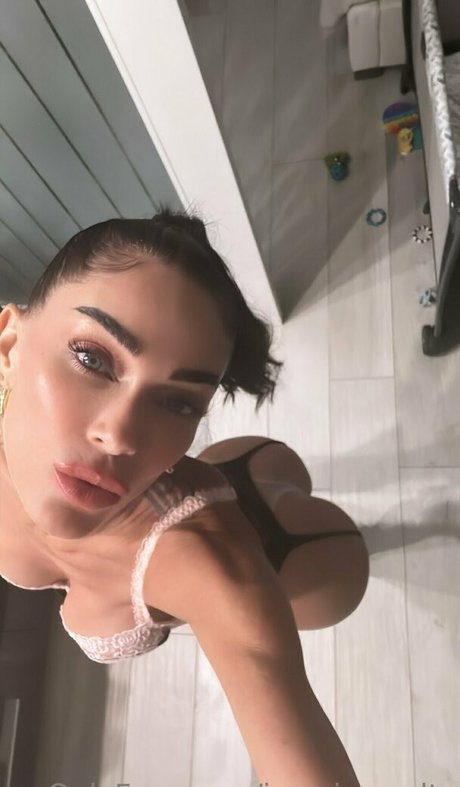 Jasmine Waltz pretty model pics