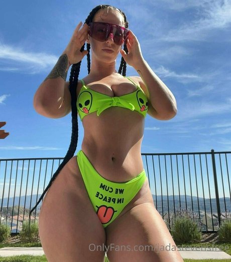 Jada Stevens modèle nu images