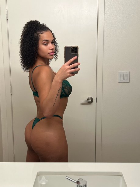 Bralynne Hughes art modèle images