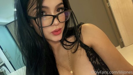 Lili Jones modèle xxx galeries