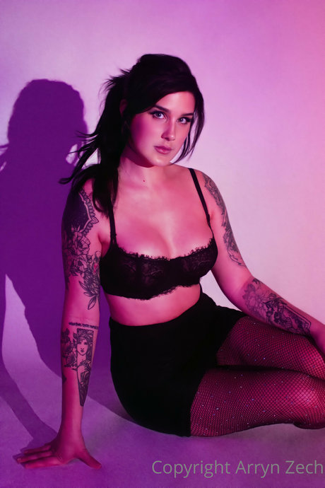 Arryn Zech modelo desnudos fotos
