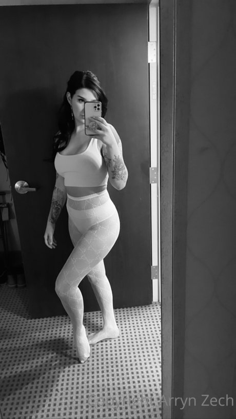 Arryn Zech model nude photo