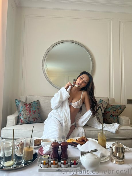 Briddy Li modèle nu des photos