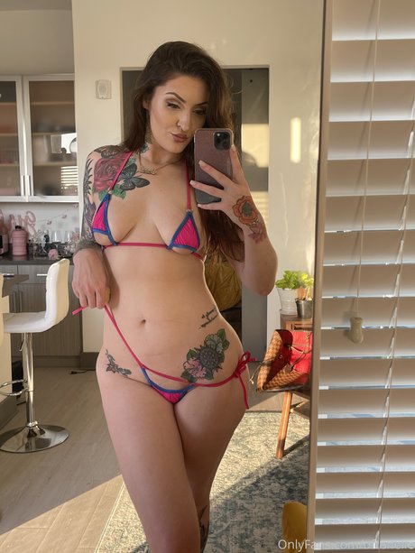 OftenElle modèle érotique images