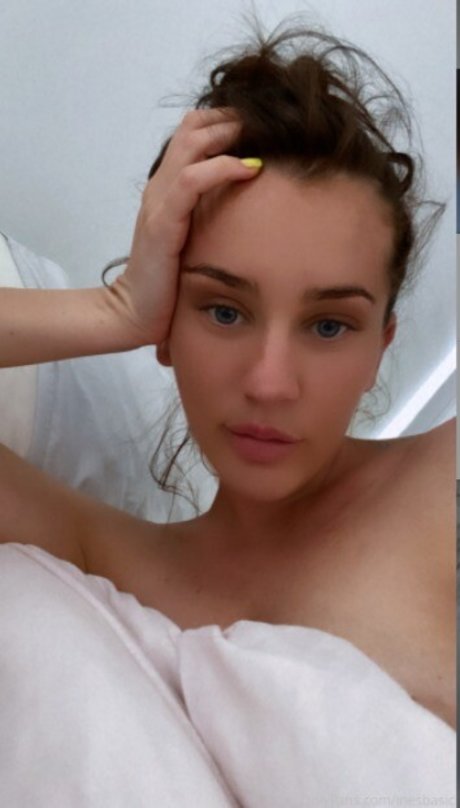 Ines Basic_ erotic star image