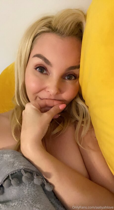 aaliyahlove estrella galerías