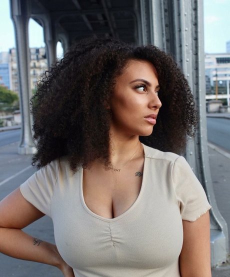Ines Curly nice model image