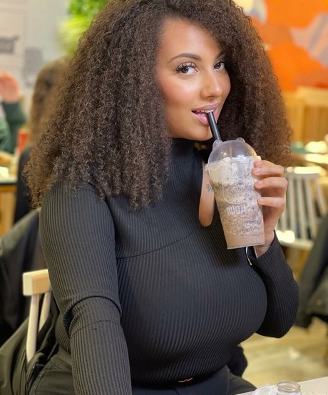 Ines Curly nude actress pics