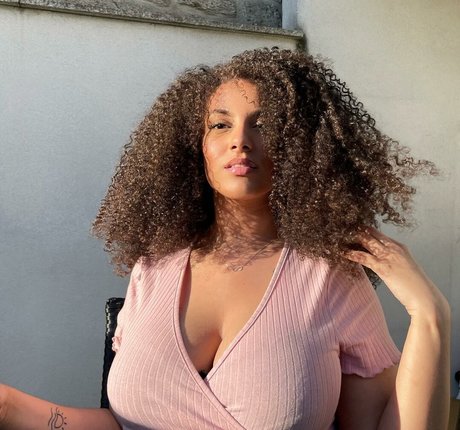 Ines Curly modelo erótico imagen