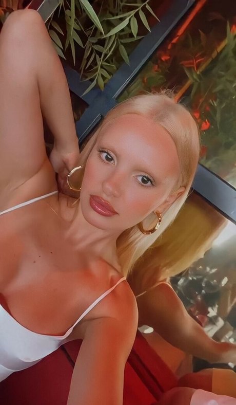 Alexandra Stan modèle nu photos