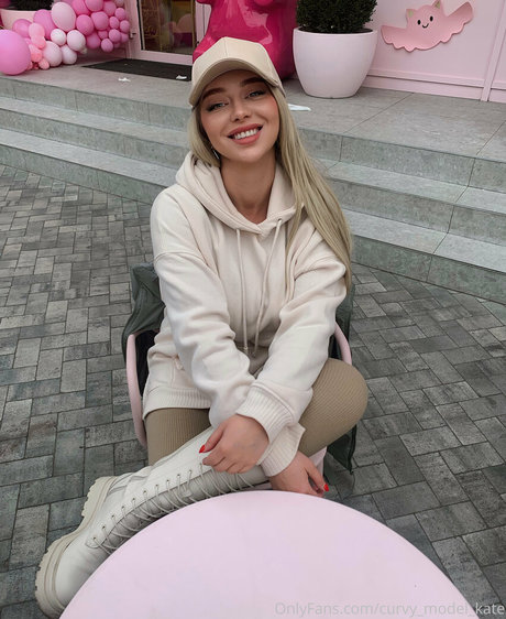 curvy model kate étoile img