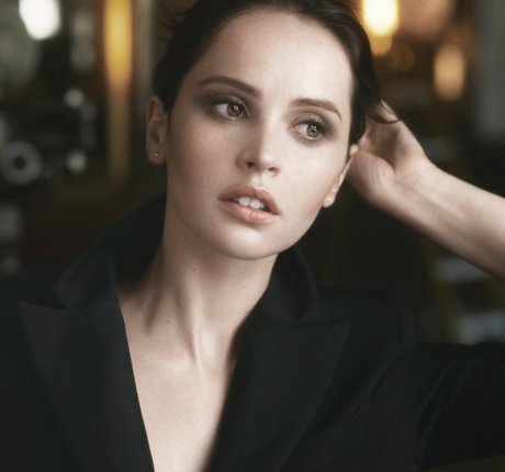 Felicity Jones estrella desnuda imágenes