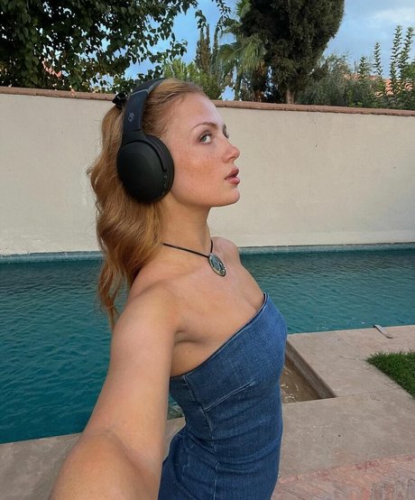 Maisie Smith modèle érotique photo