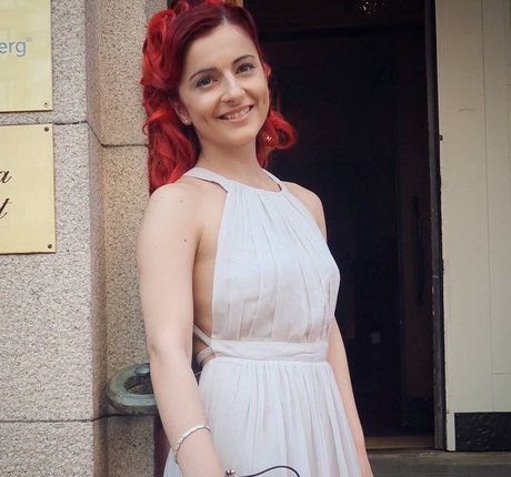 AnnieFuchsia actriz erótica imagen