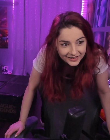 AnnieFuchsia nudes pornstar img