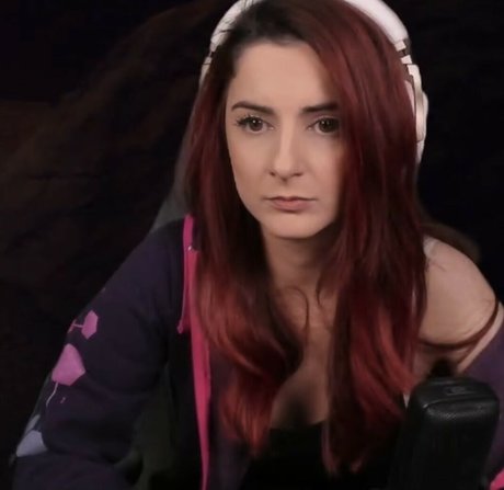 AnnieFuchsia high quality actress img