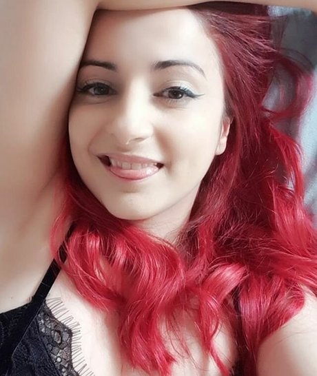 AnnieFuchsia pornstar nude image