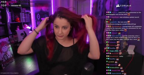 AnnieFuchsia modelo desnudos fotos