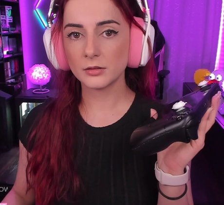 AnnieFuchsia hd pornstar pic