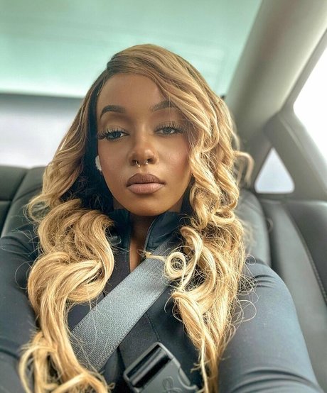 Lily Starfire star du porno parfaite des photos