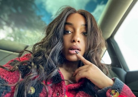 Lily Starfire modèle sexy img