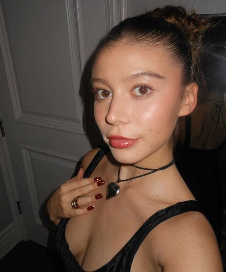 Genevieve Hannelius sexe de star du porno image