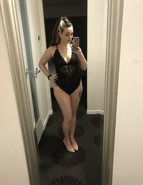 karby actrice chaude photo