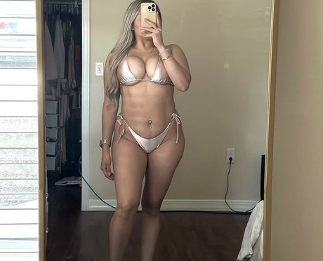 nadjavee hot model pic