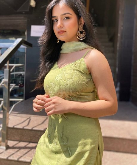 Aarushi Abrol high quality actress photo