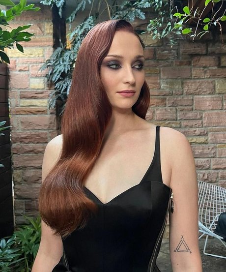 Sophie Turner model high quality pictures
