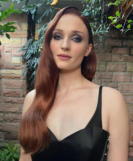 Sophie Turner actriz erótica foto
