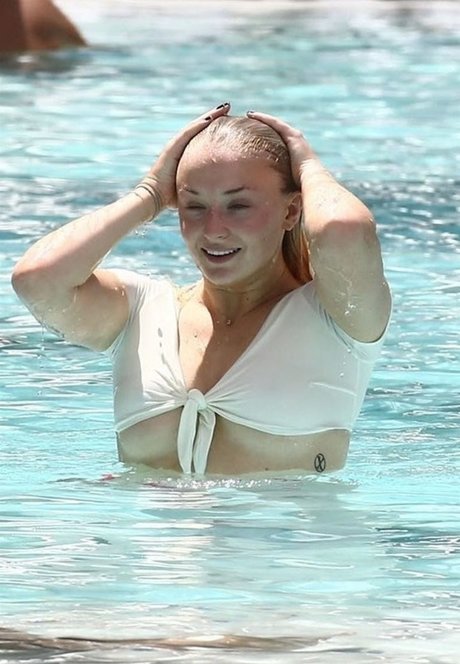 Sophie Turner model pics