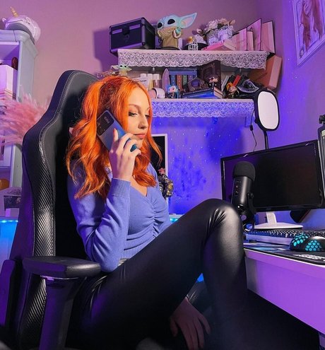 Mona Schon actrice adulte des photos