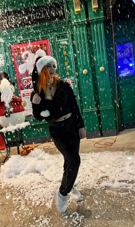 GiGi Dolan modelo erótico galería