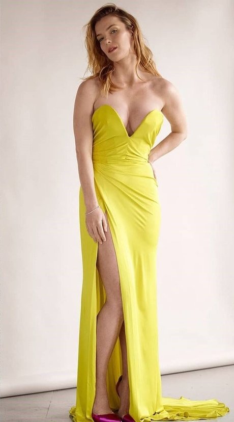 Betty Gilpin étoile érotique archive