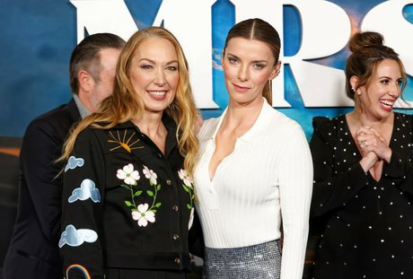 Betty Gilpin actriz libre fotos