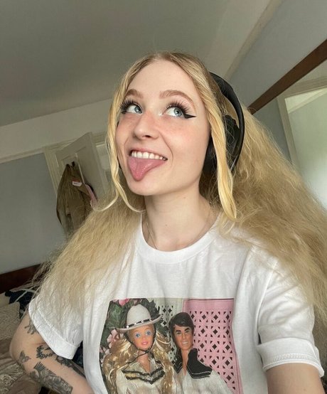 Janet Devlin high quality model pic