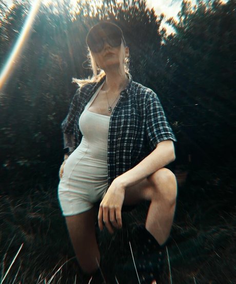 Janet Devlin pretty actress galleries