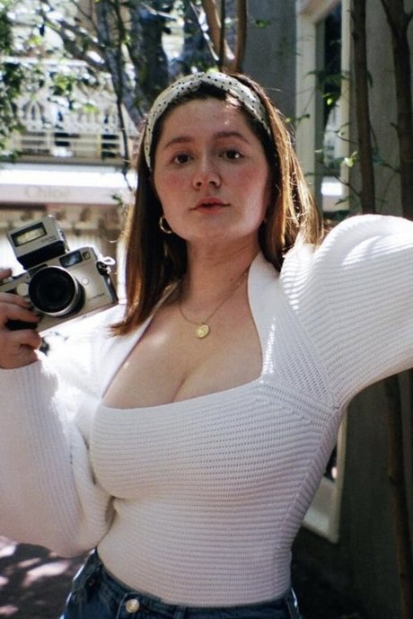 Emma Kenney actrice érotique collection