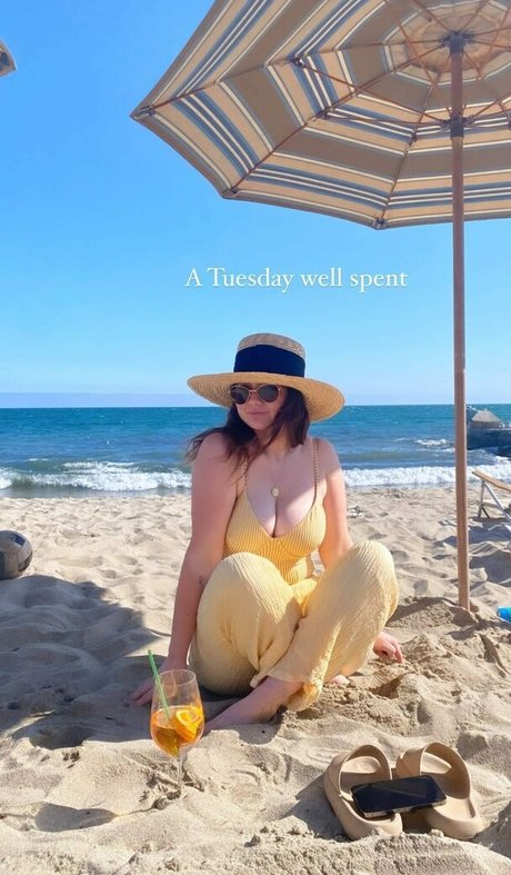 Emma Kenney estrella erótica foto