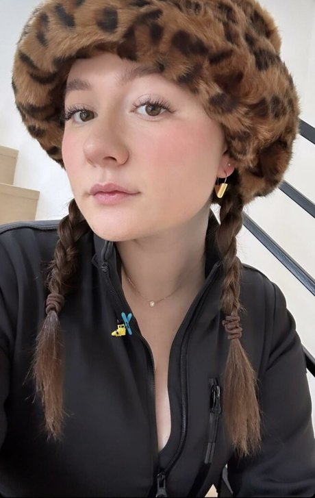 Emma Kenney estrella porno en alta definición foto
