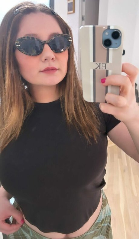 Emma Kenney actriz de arte galería