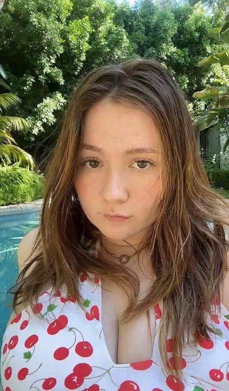 Emma Kenney actriz xxx imagen