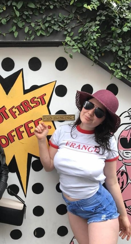 Emma Kenney modelo sexy fotos