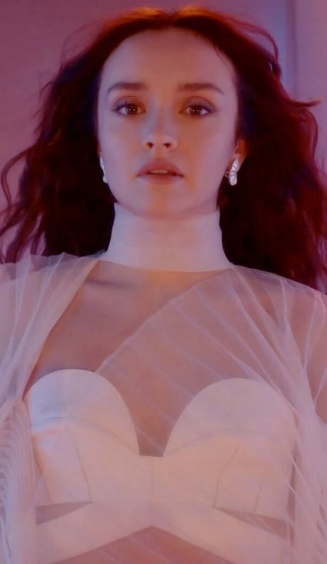 Olivia Cooke estrella desnuda foto